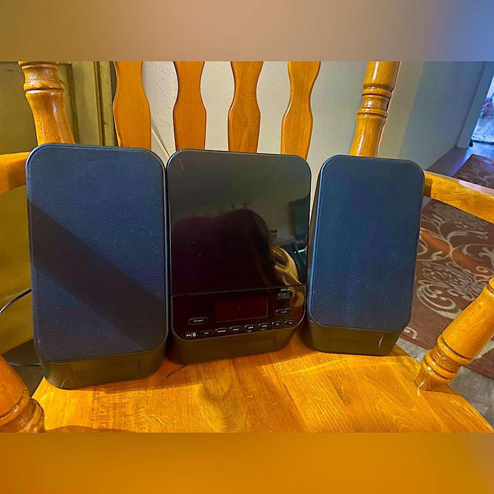 The speaker set comes with radio/CD/Bluetooth